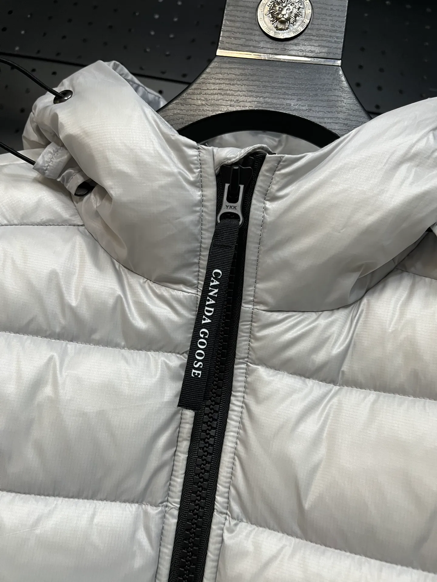 P940 Top 🔥purchase version 𝘾𝘼𝙉𝘼𝘿𝘼 𝙂𝙊𝙊𝙎𝙀/Canada Goose 2227 thin and light style. It’s super lightweight and doesn’t feel any weight on your upper body at all! Show more temperament‼  Canada Goose, a Canadian brand, has always been recognized as the warmest down jacket. Various Instagram celebrities, Internet celebrities, and celebrities often wear it for street photos. I make Canada Goose every year, but I still can’t get rid of my love for the goose. No matter how cold the winter is, there is no need to be afraid. Canada Goose is the legendary warmest down jacket and is known as a must-have for Arctic outdoor sports! The most popular down jacket in the world, celebrities are rushing to buy it, it is a must-have! Size: S-2XL Color: silver gray (red label) silver gray (black label), black (red label), black (black label), dark blue